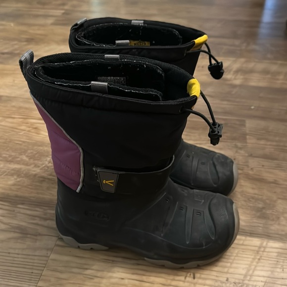Keen Other - Keen Girls Insulated Winter Boots Size 4